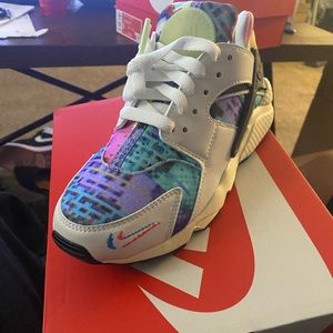 Brand new in box women nike air huarache se shoes